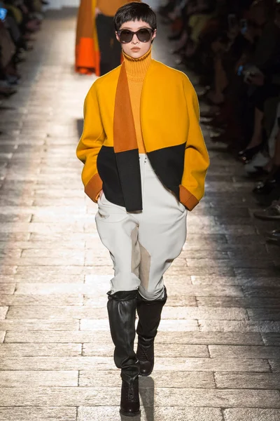 Look 3